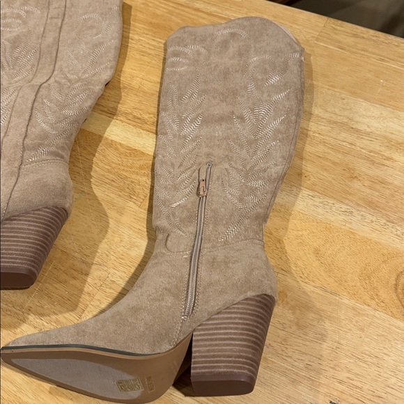 Tan Suede Western Boots - Picture 2 of 2